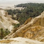 Les villages de montagnes offrent d’incroyables panoramas avec des canyons, des sources et des palmeraies au sud tunisie. Il faut dépasser le village de Midès, une ancienne forteresse berbère, pour atteindre un belvédère en forme de proue de navire et admirer un point de vue magnifique sur des gorges profondes. Le vieux village de Tamerza au sud tunisie s’admire de loin. Les constructions abandonnées bordent les rives de l’oued. Plus loin, on découvre une modeste cascade, rien d’incroyable, mais qui dans cet univers aride relève du miracle.