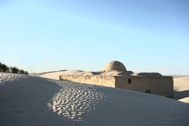 Dans le désert tunisien, apparaissent des petites constructions cubiques coiffé d’une coupole. Ce sont des marabouts, tombeaux de personnages considérés comme pieux et sages, parfois des guérisseurs, ayant souvent mené une vie recluse et ascétique.