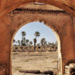 Palais BEN AYED Djerba Tunisie Un chateau construit par le Général et Caid de l’Aradh Hmida BEN AYED vers 1780. Les BEN AYED se sont succéder dans la gouvernance de l’île de Djerba et bien plus durant plusieurs générations. Le Palais BEN AYED fait partie intégrante de la mémoire djerbienne. Pour sa construction le Caid Hmida fait appel à des maîtres maçons italiens, des artisans Tunisiens. Inspirée de la Médina, c’est une vraie merveille du point de vue architecturale. Les faiences de Guellala semblable à celle de Qalaline ont été conçus spécialement pour le Ksar. Les mosaïques andalouses, les arcades hafsides et les colonnes romaines de réemploi, les dalles en marbre et les plafonds richement décorées en font un monument unique qu’il faut visiter à Djerba. La légende raconte que l’artiste qui aurait sculpté les plafonds du palais BEN AYAD aurait perdu la main après avoir achevé ses travaux ! Est t’est ce un accident ou le sort du destin ? Le caid aurait-il ordonné qu’on lui la coupe pour qu’il n’y en ai pas de pareil au monde ? Depuis 2016 le monument a été classé patrimoine national. La famille BEN AYED à créer une association pour la restauration du Palais BEN AYED.