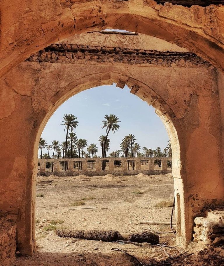 Palais BEN AYED Djerba Tunisie Un chateau construit par le Général et Caid de l’Aradh Hmida BEN AYED vers 1780. Les BEN AYED se sont succéder dans la gouvernance de l’île de Djerba et bien plus durant plusieurs générations. Le Palais BEN AYED fait partie intégrante de la mémoire djerbienne. Pour sa construction le Caid Hmida fait appel à des maîtres maçons italiens, des artisans Tunisiens. Inspirée de la Médina, c’est une vraie merveille du point de vue architecturale. Les faiences de Guellala semblable à celle de Qalaline ont été conçus spécialement pour le Ksar. Les mosaïques andalouses, les arcades hafsides et les colonnes romaines de réemploi, les dalles en marbre et les plafonds richement décorées en font un monument unique qu’il faut visiter à Djerba. La légende raconte que l’artiste qui aurait sculpté les plafonds du palais BEN AYAD aurait perdu la main après avoir achevé ses travaux ! Est t’est ce un accident ou le sort du destin ? Le caid aurait-il ordonné qu’on lui la coupe pour qu’il n’y en ai pas de pareil au monde ? Depuis 2016 le monument a été classé patrimoine national. La famille BEN AYED à créer une association pour la restauration du Palais BEN AYED.