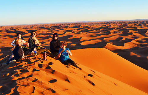 Découvrir le désert est la joie des vos enfants qui se retrouvent dans la nature et dans l’immensité des espaces au sud Tunisie . Une façon de découvrir un autre mode de vie avec l’apprentissage d’une vie basée sur l’essentiel au cœur de désert tunisien. Nous vous conseillons le choix d’une méharée ou d’un trek chamelier qui fera le bonheur des enfants à s’occuper des chameaux et à pouvoir admirer le paysage montés sur leurs dos. Voyage dans le circuit sud Tunisie en famille avec vos enfants dans le désert de sud tunisie. C’est un voyage spécial pas comme les autres pour la famille et pour les amis aussi, qui permet à chacun de se retrouver son bonheur, prendre le temps d’être ensemble et de partager un magnifique voyage dans le désert au sud tunisie. nos tarif spécial est fait spécialement pour les familles aves enfants de moins de 12 ans et même pour les amis on group. Nous privilégions les voyages en famille dans le désert du Sahara sud Tunisie: diversité des paysages, dunes magnifiques, circuit personnalisé tout dans un cadre de rêve et de beauté sauvage.