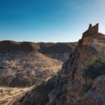 Le village de Toujane se cache derrière une montagne et domine un oued encaissé offrant un panorama à couper le souffle sur la plaine qui s'étire vers la mer. Perché sur le versant d'une montagne, ses maisons faites de pierres sèches se parent pour la plupart de magnifiques tapis berbères entièrement tissés à la main par des artisanes du village selon des coutumes très anciennes et qui ont fait la réputation du village... Simplicité, calme et âpreté des lieux ne laissent pas indifférents.