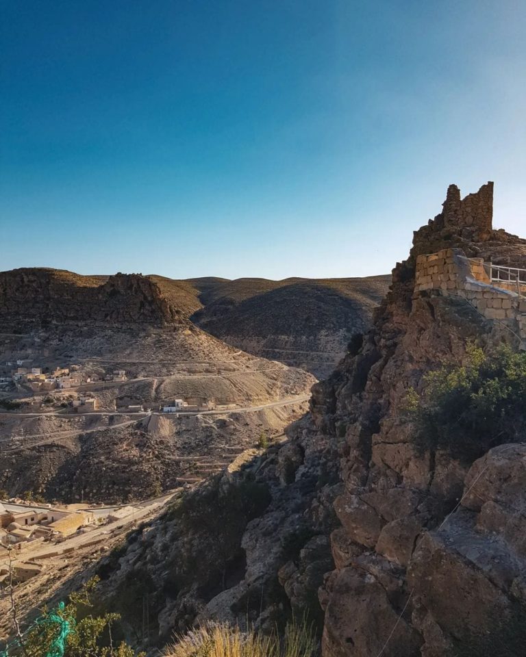 Le village de Toujane se cache derrière une montagne et domine un oued encaissé offrant un panorama à couper le souffle sur la plaine qui s'étire vers la mer. Perché sur le versant d'une montagne, ses maisons faites de pierres sèches se parent pour la plupart de magnifiques tapis berbères entièrement tissés à la main par des artisanes du village selon des coutumes très anciennes et qui ont fait la réputation du village... Simplicité, calme et âpreté des lieux ne laissent pas indifférents.