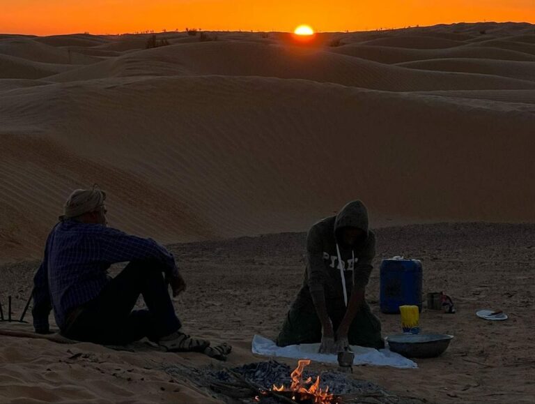 C’est en plein cœur du Grand Erg Oriental que nous vous proposons une aventure familiale inoubliable. Savourez les joies du 4×4 dans les dunes.. Découvrez l’immensité du désert tunisien à travers les pistes, les dunes et les nuits en bivouac !