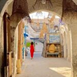 Ballade à Houmt Souk Djerba Il est indispensable de visiter Houmt Souk, c’est la première balade à faire à Djerba. Cette cité est le cœur de l’île avec ses fameuses marches ambulants, des souks à ciel ouvert ! Ces dernières regorgent de trésors artisanaux. Les odeurs d’épices multicolores en chanteront sens, il vous sera facile d’y marchander souvenirs et cadeaux