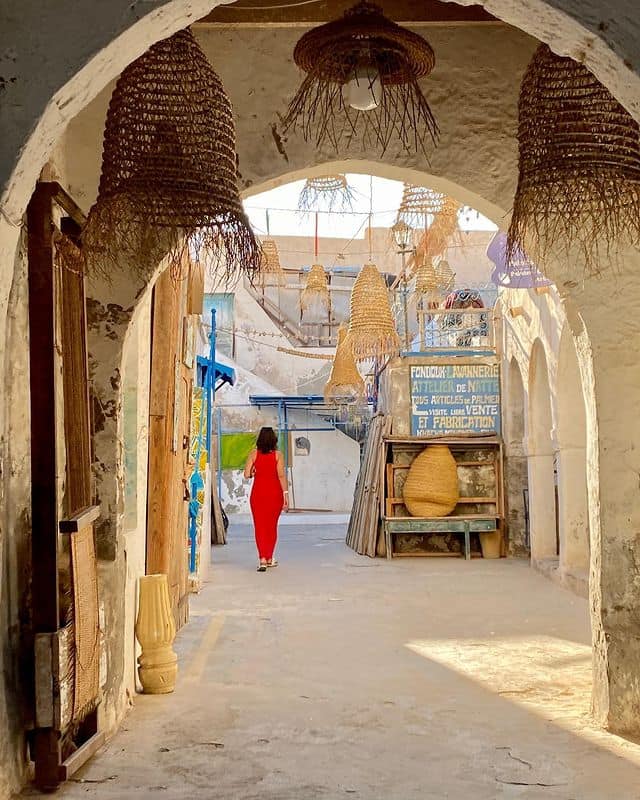 Ballade à Houmt Souk Djerba Il est indispensable de visiter Houmt Souk, c’est la première balade à faire à Djerba. Cette cité est le cœur de l’île avec ses fameuses marches ambulants, des souks à ciel ouvert ! Ces dernières regorgent de trésors artisanaux. Les odeurs d’épices multicolores en chanteront sens, il vous sera facile d’y marchander souvenirs et cadeaux