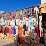 Houmt Souk, ville principale de Djerba ou on retrouve le souk, les poteries, djellaba.. les tapis ....On y trouve notre bonheur.