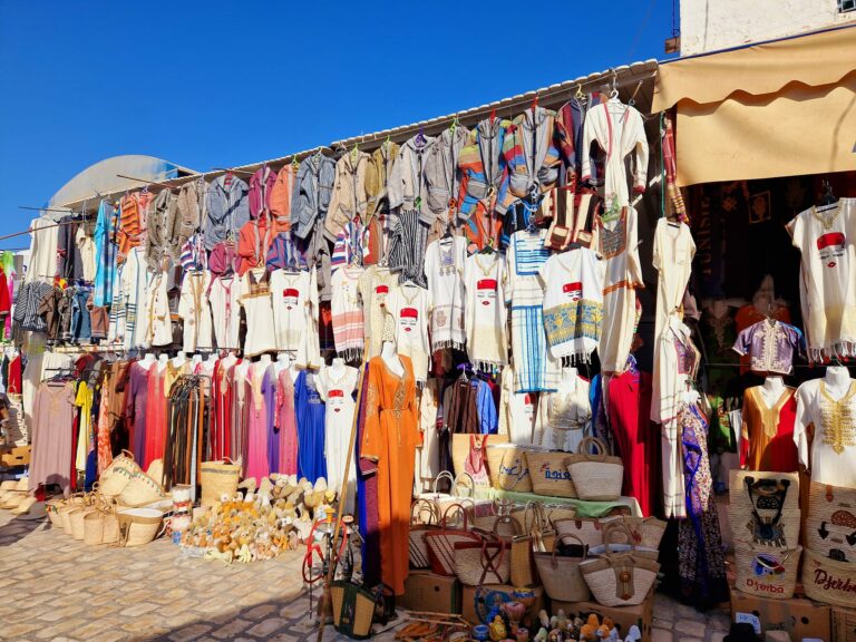 Houmt Souk, ville principale de Djerba ou on retrouve le souk, les poteries, djellaba.. les tapis ....On y trouve notre bonheur.