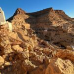 Chenini Tataouine sud Tunisie Quel lieu magique des couleurs incroyables, de la sérénité et de l’apaisement sont dégagés dans ce lieu. Perdez vous à travers les ruelles désertées tout en haut du village, vous trouverez peut-être la pièce dans laquelle se trouve un ancien pressoir a huile d’olive!