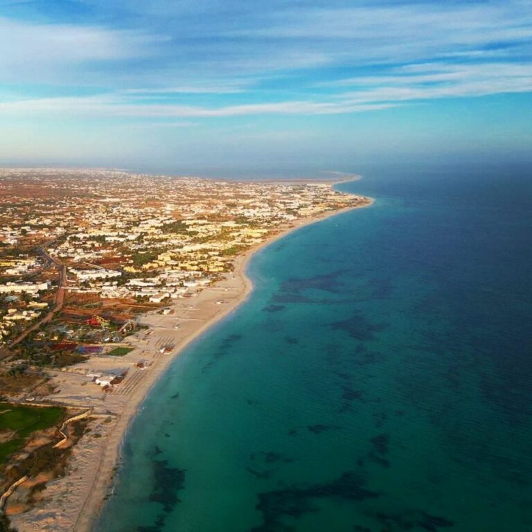 Pour assurer la traversée, un bac relie Ajim à El Jorf vers l’ouest. La distance qui sépare ces deux points n’est que de 2500 m, et le trajet ne dure qu’un quart d’heure environ. Le passage n'est gratuit que pour les piétons et les deux roues. Les Bacs assurent le service 24 heures sur 24. La journée, il y a un bac toutes les 15 minutes environ, mais le soir l'attente peut être longue, dans des heures tardives de la nuit on peut attendre même une heure. Le canal d'Ajim s'est formé à l'endroit où l'île de Djerba s'est séparée du continent à la suite de l'effondrement des falaises il y a un million d'années. La largeur du canal est de 2500 m et sa profondeur est de moins de 16 mètres.