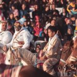 C'est le festival des coutumes et traditions des Mrazigs, habitants nomades du désert, avec musiques, danses, courses de chameaux et de chevaux. Des expositions, une foire du livre, une foire de dattes, des projections de documentaires et des ateliers donnent aussi à voir et à vivre la culture saharienne et bédouine. Le festival de Douz, fondé en 1910, donne l’occasion aux visiteurs de découvrir la « porte du grand Sahara » où nombre de nomades, colonisateurs et conquérants ont transité. La civilisation arabo-musulmane s’est toutefois imposée parmi les autres cultures. Cet espace métissé a aussi servi de décor pour de nombreux films. Rendez-vous dans le centre-ville de Douz et sur la place Hnish.