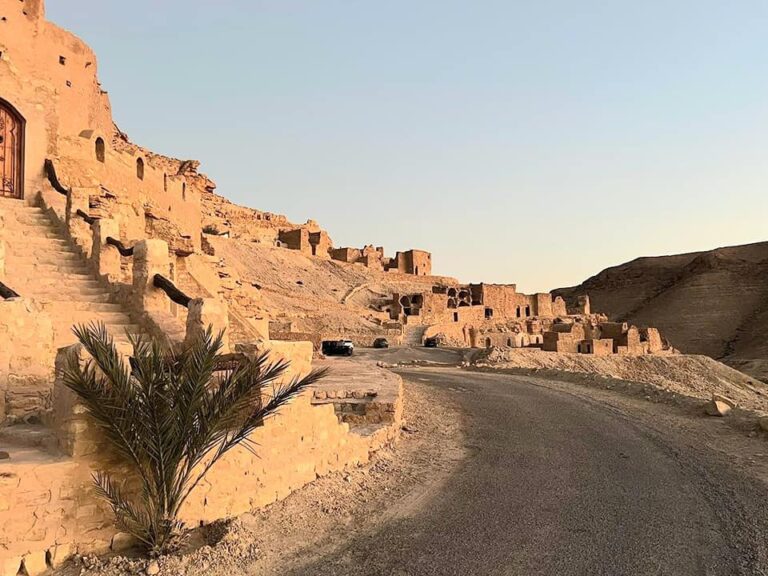 Douiret Tataouine Nous sommes dans la région du Dahar, à Douiret. Des maisons troglodytes réhabilitées, vestige de la culture berbère, vous accueillent dans un décor somptueux et surprenant. Vous serez envoutés par cette architecture et ces paysages complètement intégrés, où règnent silence et sérénité.