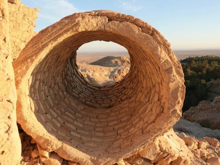 Oasis de montagne Chebika Tozeur Sud Tunisie Belle decouverte que cette cascade , la route est juste superbe avec une vue lointaine des montagnes ,et des courbes époustouflantes!