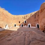 Une visite pas comme les autres Matmata Tunisie et ses maisons troglodytes Des maisons sont composées de pièces mesurant quatre à cinq mètres de profondeur sur deux mètres de hauteur, taillées directement dans la roche. Un couloir, appelé skifa, permet d'accéder à une cour circulaire creusée dans le sol.