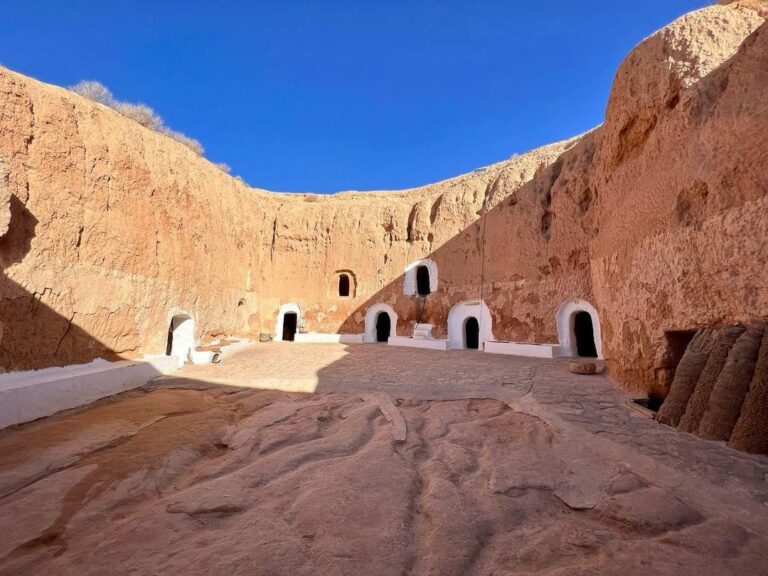 Une visite pas comme les autres Matmata Tunisie et ses maisons troglodytes Des maisons sont composées de pièces mesurant quatre à cinq mètres de profondeur sur deux mètres de hauteur, taillées directement dans la roche. Un couloir, appelé skifa, permet d'accéder à une cour circulaire creusée dans le sol.