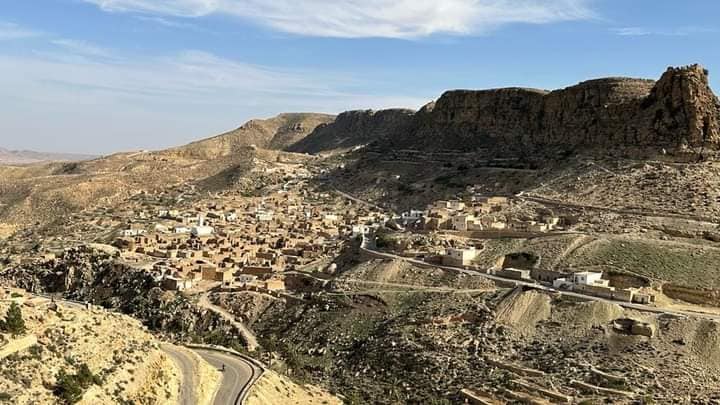 Toujane se situe près de Matmata sud tunisie et a été construit à flanc de montagne. Ce village est constitué de maisons de pierres sèches dont les nombreuses terrasses offrent un panorama exceptionnel sur la vallée. La majorité des habitants sont des berbères.