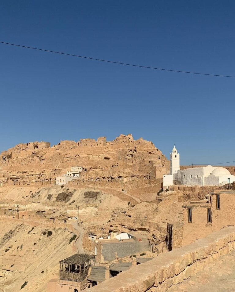 Chenini Tataouine sud Tunisie De passage dans le village de Chenini sud Tunisie avec l'expédition de Tataouine depuis l'île de Djerba sud Tunisie, village typique vraiment magnifique a voir avec des paysages superbes. Visites et Renseignements