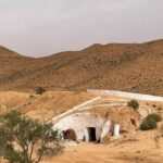 Matmata sud Tunisie Matmata est sans aucun doute le village troglodytique le plus connu au sud de la Tunisie. Au coeur d'un paysage surprenant de collines et de vallées encaissées entre Douz et Médenine, Matmata est planté dans un désert de pierres à une altitude de 600 m. Les deux mille âmes berbères qui constituent sa population continuent d'y vivre dans des maisons troglodytiques ou semi-troglodytiques. On ne peut qu'être conquis par sa beauté brute et ses ingénieuses habitations creusées dans la terre.