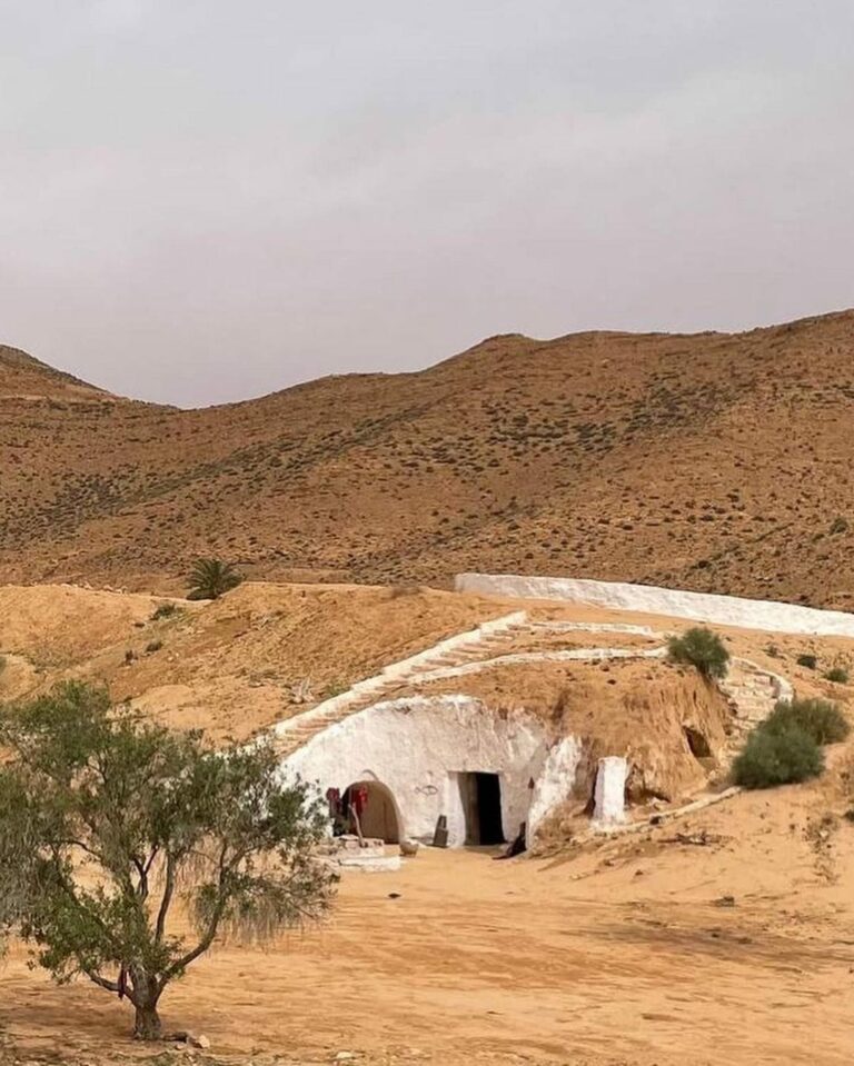 Matmata sud Tunisie Matmata est sans aucun doute le village troglodytique le plus connu au sud de la Tunisie. Au coeur d'un paysage surprenant de collines et de vallées encaissées entre Douz et Médenine, Matmata est planté dans un désert de pierres à une altitude de 600 m. Les deux mille âmes berbères qui constituent sa population continuent d'y vivre dans des maisons troglodytiques ou semi-troglodytiques. On ne peut qu'être conquis par sa beauté brute et ses ingénieuses habitations creusées dans la terre.