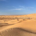 Tembaine Sahara désert Tunisie Découvrez Tembaine, le sud extrême et la magie du Sahara Tunisie - Traversez les dunes du grand Erg Oriental et passez la nuit au campement ou en Bivouac.