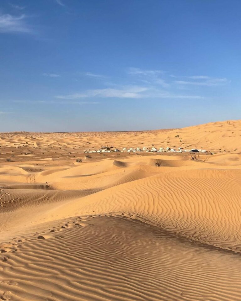 Tembaine Sahara désert Tunisie Découvrez Tembaine, le sud extrême et la magie du Sahara Tunisie - Traversez les dunes du grand Erg Oriental et passez la nuit au campement ou en Bivouac.