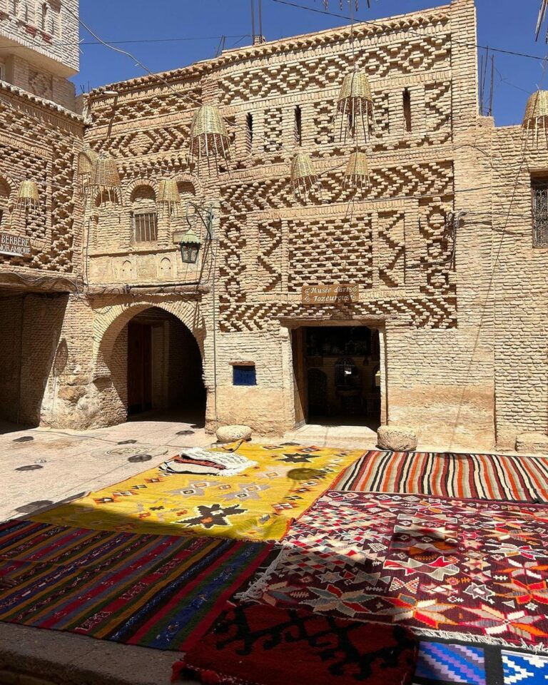 Tozeur le vieux quartier vieux quartier d'Ouled-el-Hadef A visiter car l'architecture faite de briquette de couleur ocre est jolie et originale. Au grès de la promenade on découvre de très belles portes ouvragées également.