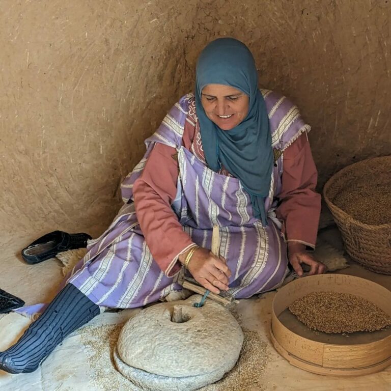 Matmata Sud Tunisie Les maisons troglodytiques verticales de Matmata sont des habitations souterraines dont la profondeur ne dépasse pas neuf mètres. Les pièces, creusées dans les couches argilo-gypseuses, s'organisent autour d'un patio central qui constitue la seule partie à ciel ouvert de l'habitation.