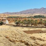 Les ruines de l’ancien village de Tamerza sud Tunisie , abandonné en 1969. Contrairement à ce qui se dit souvent, le village n’a pas été abandonné suite à des inondations, mais il s’est effondré suite à des pluies qui ont duré plusieurs jours. Les matériaux n’ont pas résisté aux infiltrations d’eau et les villageois se sont installés à quelques centaines de mètres plus  lois, l’actuel Tamerza sud Tunisie  avec un peu plus de 2500 habitants.ar des voyageurs en quête de souvenirs d’une terre Berbère oubliée. Seul le marabout est encore utilisé aujourd’hui.