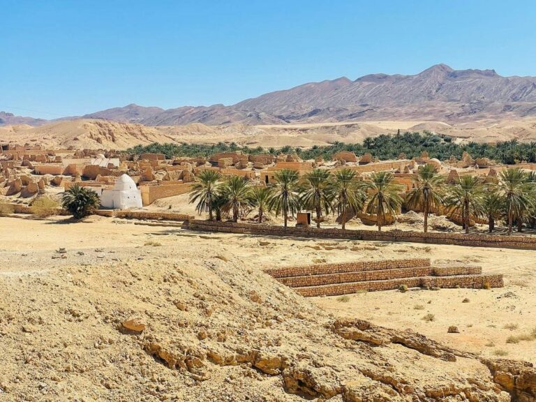 Les ruines de l’ancien village de Tamerza sud Tunisie , abandonné en 1969. Contrairement à ce qui se dit souvent, le village n’a pas été abandonné suite à des inondations, mais il s’est effondré suite à des pluies qui ont duré plusieurs jours. Les matériaux n’ont pas résisté aux infiltrations d’eau et les villageois se sont installés à quelques centaines de mètres plus  lois, l’actuel Tamerza sud Tunisie  avec un peu plus de 2500 habitants.ar des voyageurs en quête de souvenirs d’une terre Berbère oubliée. Seul le marabout est encore utilisé aujourd’hui.