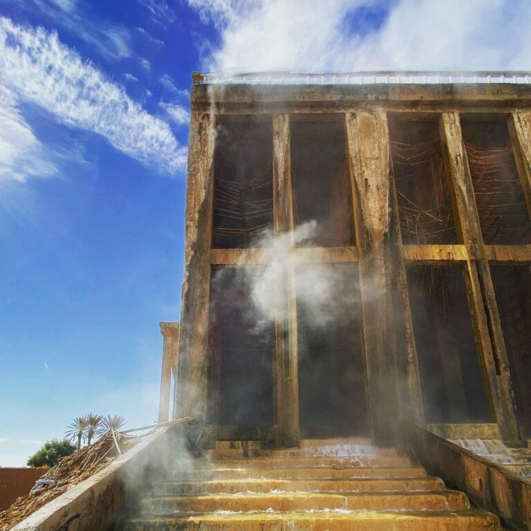 Une visite pas comme les autres Une source chaude au sud de la Tunisie (le système de refroidissement et les canaux permettant l'irrigation des cultures de palmiers dattiers dans le désert. Ces systèmes de refroidissement de l'eau sont visibles à Souk Lahad entre autres, près de Kebili et Douz