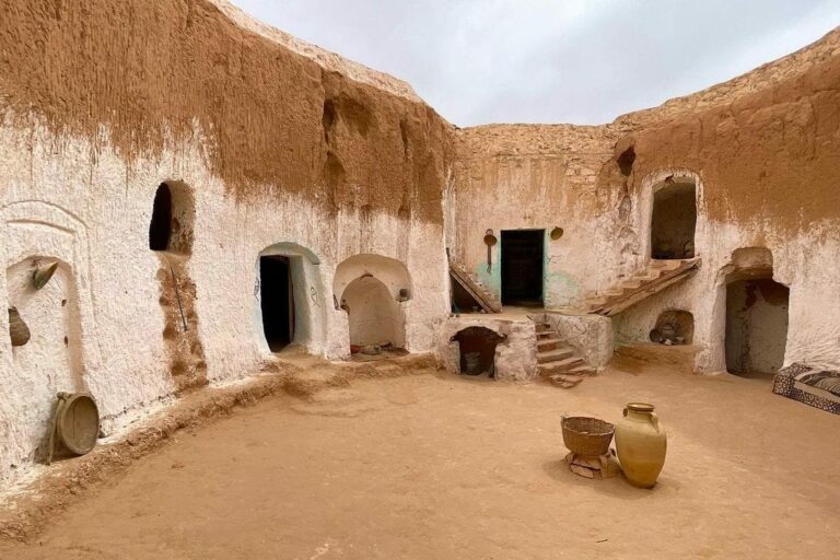 Maison troglodyte Matmata Tunisie sud Tunisien  Bienvenue dans un autre monde... celui des grottes et des maisons troglodytes.