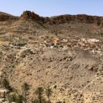 Toujane Matmata sud Tunisien  Toujane la berbère au sud de la Tunisie, à flanc de rocher, le village de Toujane se cache derrière une montagne et domine un oued encaissé offrant un panorama à couper le souffle sur la plaine qui s'étire vers la mer. Perché sur le versant d'une montagne, ses maisons faites de pierres sèches se parent pour la plupart de magnifiques tapis berbères entièrement tissés à la main par des artisanes du village selon des coutumes très anciennes et qui ont fait la réputation du village... Simplicité, calme et âpreté des lieux ne laissent pas indifférents.