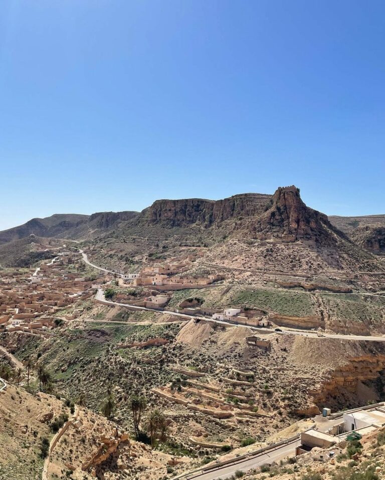 Dans le massif du Dahar Toujène sud Tunisie  est une très beau village situé dans un paysage impressionnant. La culture amazigh y est encore vivante et si le site est peu fréquenté donc peu exploité il a un potentiel indiscutable.