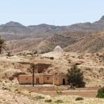 Paysage de Matmata (Sud Tunisie) Le jebel Dahar s'élève à l'ouest de Gabès sud Tunisie , c'est une dorsale parallèle à la côte dont l'altitude est entre 200 et 600 m. Désertique, le jebel a été historiquement un lieu de refuge pour les berbères en résistance à l'occupation des romains ou plus tard des arabes. Le relief accidenté donne à cette région semi désertique un caractère unique avec ses maisons troglodytes et ses tombes de Marabout. Matmata est le nom d'une tribu berbère mentionnée dans les sources médiévales (Ibn Khaldoun). L'habitat troglodyte caractéristique de cette région est destiné à se protéger de la chaleur estivale. N'hésitez pas à nous contacter pour organiser vos visites