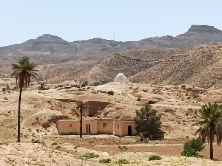 Paysage de Matmata (Sud Tunisie) Le jebel Dahar s'élève à l'ouest de Gabès sud Tunisie , c'est une dorsale parallèle à la côte dont l'altitude est entre 200 et 600 m. Désertique, le jebel a été historiquement un lieu de refuge pour les berbères en résistance à l'occupation des romains ou plus tard des arabes. Le relief accidenté donne à cette région semi désertique un caractère unique avec ses maisons troglodytes et ses tombes de Marabout. Matmata est le nom d'une tribu berbère mentionnée dans les sources médiévales (Ibn Khaldoun). L'habitat troglodyte caractéristique de cette région est destiné à se protéger de la chaleur estivale. N'hésitez pas à nous contacter pour organiser vos visites