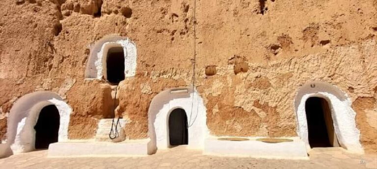 Une maison pas comme les autres... la maison troglodyte de Matmata Les maisons troglodytiques de Matmata sont des habitations souterraines dont la profondeur ne dépasse pas neuf mètres. Les pièces, creusées dans les couches argilo-gypseuses, s'organisent autour d'un patio central qui constitue la seule partie à ciel ouvert de l'habitation Visite et renseignement 📩