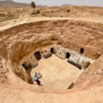 Une visite riche en découvertes  L’excursion Matmata Douz sud Tunisie, visiter le village troglodyte de Matmata avec ses maisons troglodytes et ses villages berbères et de découvrir Douz, la porte du désert où vous aurez la possibilité de vous balader en quad ou à dos de dromadaire dans les dunes du sahara ! Demandez le programme complet