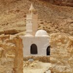 La mosquée des sept dormants”, ce monument troglodyte est réputé pour être le lieu qui abrite la grotte où s’est réfugié un petit groupe de croyants pour fuir les persécutions liées à leurs fois et où ils se sont endormis durant 300 ans pour se réveiller dans une période plus clémente. Le lieu présente une autre particularité tout aussi énigmatique, C’est la présence dans un tout petit cimetière juxtaposant la mosquée de plusieurs tombes géantes de 5 mètres de long et dont l’origine reste à ce jour inexplicable.