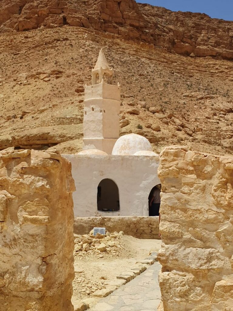 La mosquée des sept dormants”, ce monument troglodyte est réputé pour être le lieu qui abrite la grotte où s’est réfugié un petit groupe de croyants pour fuir les persécutions liées à leurs fois et où ils se sont endormis durant 300 ans pour se réveiller dans une période plus clémente. Le lieu présente une autre particularité tout aussi énigmatique, C’est la présence dans un tout petit cimetière juxtaposant la mosquée de plusieurs tombes géantes de 5 mètres de long et dont l’origine reste à ce jour inexplicable.