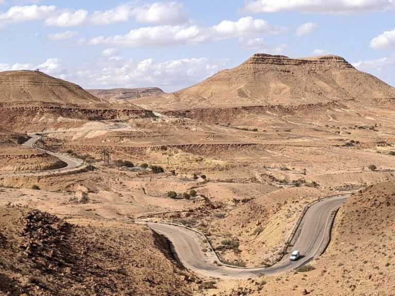 La route de Ghomrassen à Béni Khedache une beauté à chaque tournant. Pouvez-vous repérer la statut du dinosaure dans l'image?