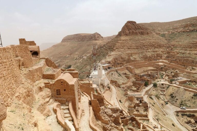 Visite d'une journée Tatouine Chenini Magnifique visite, un site incontournable à voir. C est magique et la vue est à couper le souffle. Allez y, ça vaut le détour. Pour plus d'informations