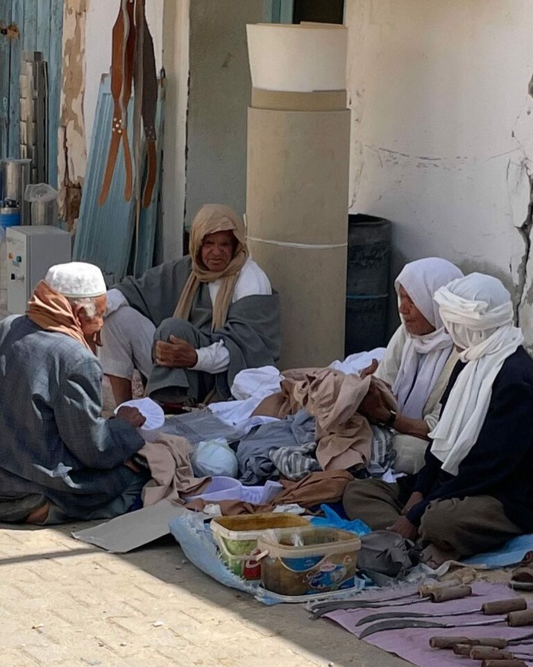 Excursion Matmata Douz au départ de Djerba Douz sud tunisien Ne manquez pas le marché de Douz, le jeudi matin, où la ville s’anime et vibre différemment. Il s’agit d’un des plus importants marchés de cette région. Vous croiserez ici des hommes tout droit sortis du désert, drapés dans leurs chèches colorés. Le marché occupe la place et la rue centrales, c'est un vaste lieu d’exposition pour les vendeurs qui ne cherchent pas à appâter le touriste, même si l’on y trouve quelques étalages d’artisanat. N'hésitez pas à boire un café au bord de la rue, vous en prendrez plein les yeux. Vous verrez des nomades venus vendre leurs fruits et légumes produits dans une des oasis de la région, ainsi que des marchands de vêtements artisanaux assez renommés. Mais c’est surtout pour son marché aux animaux, situé en contrebas, sur une place accolée à la palmeraie, que cette journée attire les fermiers de toute la région. Au pied des palmiers se bousculent moutons en grand nombre, poules, lapins, dans une atmosphère pleine de cris, de couleurs et d’odeurs inattendues. En fonction de la saison, vous verrez aussi des dromadaires. Une foule incroyable de personnes se presse auprès des bêtes. Les hommes d’un certain âge discutent ou jouent en tailleur à des jeux inconnus en attendant qu’un acheteur potentiel se présente, tandis que les plus jeunes surveillent les animaux impatients. Les enfants s’occupent de vendre des lapins et des poules qui leur permettent de s’aguerrir au métier. Un marché comme il est rare d'en voir, et une expérience 100% locale, car vous croiserez ici peu de touristes.