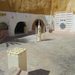 C'est dans cette région qu'à grandi Anakin Skywalker a grandi avant d'embrasser son destin. Maison de l'oncle Owen Matmata sud tunisien est aussi très célèbre pour les différents épisodes de la saga Star Wars, tournés sur son territoire. Voici l’un des plus célèbres sites, la Ferme des Lars, maison de la famille de Luke Skywalke. Visites et renseignements