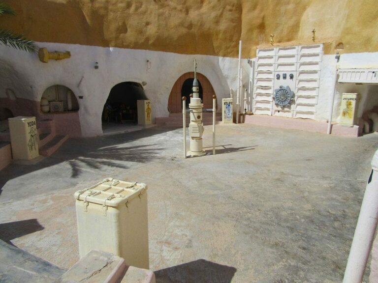 C'est dans cette région qu'à grandi Anakin Skywalker a grandi avant d'embrasser son destin. Maison de l'oncle Owen Matmata sud tunisien est aussi très célèbre pour les différents épisodes de la saga Star Wars, tournés sur son territoire. Voici l’un des plus célèbres sites, la Ferme des Lars, maison de la famille de Luke Skywalke. Visites et renseignements