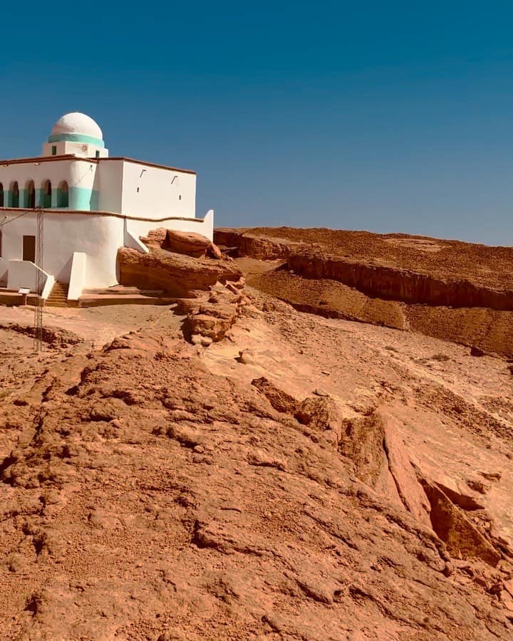 Sidi Bouhlel sud tunisie un mini-canyon intéressant à voir, pas très difficile pour le faire. Aussi possible de visiter le marabou en haut de la colline avec jolie vue panoramique