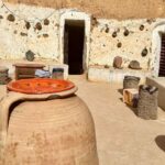 Visite incontournable Matmata Sud Tunisie Maison berbère souterraine on a été invité à boire du thé au romarin et on a mangé du pain traditionnel