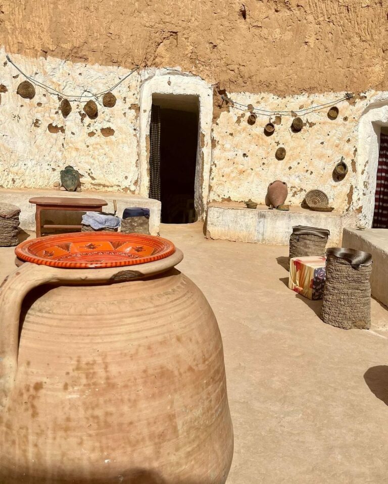 Visite incontournable Matmata Sud Tunisie Maison berbère souterraine on a été invité à boire du thé au romarin et on a mangé du pain traditionnel