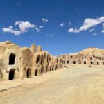 Ksar Halouf Médenine Sud Tunisie De passage dans la région nous sommes passés par cette petite bourgade, Ksar Hallouf. C'est vraiment un tout petit village auprès duquel bâti sur une crête un ksar, sorte des gourbis construits depuis des siècles et surplombant la vallée . pour y accéder, un chemin cimenté y est construit ( attention au dernier virage à droite en arrivant la haut ) ou monter à pieds . La vue la haut est magique et le ksar est très bien entretenu. Visite et renseignement