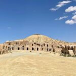 Le Ksar Halouf Médenine Tunisie Ksar Hallouf est un petit ksar ravissant, sur un piton rocheux, qui domine le village traversé par un oued et bordé d'un bouquet de palmiers. Le site est calme et reste encore à l'écart de la déferlante touristique. Les ghorfa, dont certaines sont en restauration, s'organisent autour d'une jolie placette.