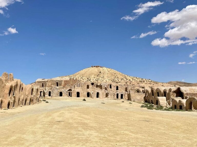 Le Ksar Halouf Médenine Tunisie Ksar Hallouf est un petit ksar ravissant, sur un piton rocheux, qui domine le village traversé par un oued et bordé d'un bouquet de palmiers. Le site est calme et reste encore à l'écart de la déferlante touristique. Les ghorfa, dont certaines sont en restauration, s'organisent autour d'une jolie placette.